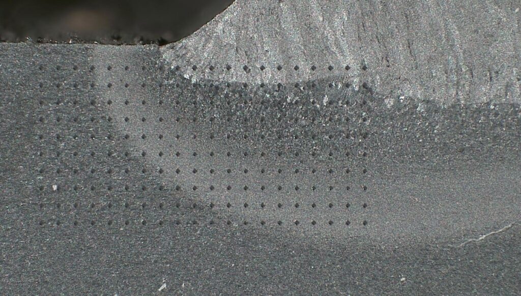 Micrografía de cordón de soldadura con mapa de dureza Vickers HV1