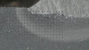 Micrografía de cordón de soldadura con mapa de dureza Vickers HV1